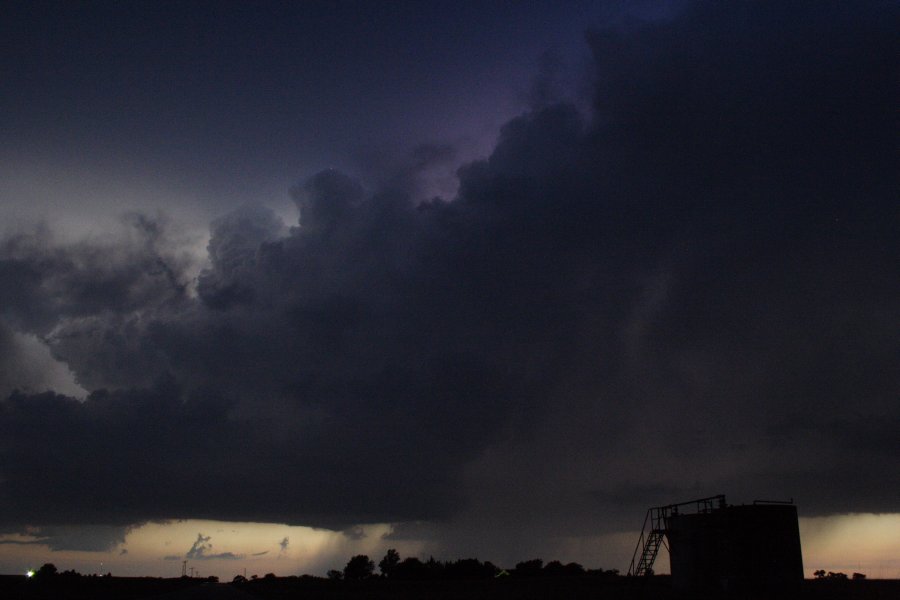 thunderstorm cumulonimbus_incus : SE of Kinsley, Kansas, USA   29 May 2006