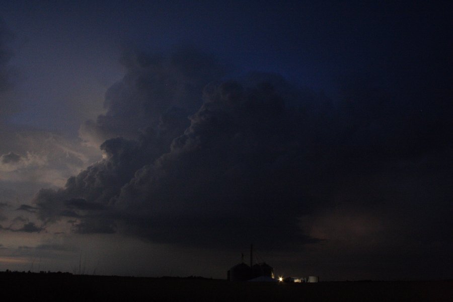 thunderstorm cumulonimbus_incus : SE of Kinsley, Kansas, USA   29 May 2006