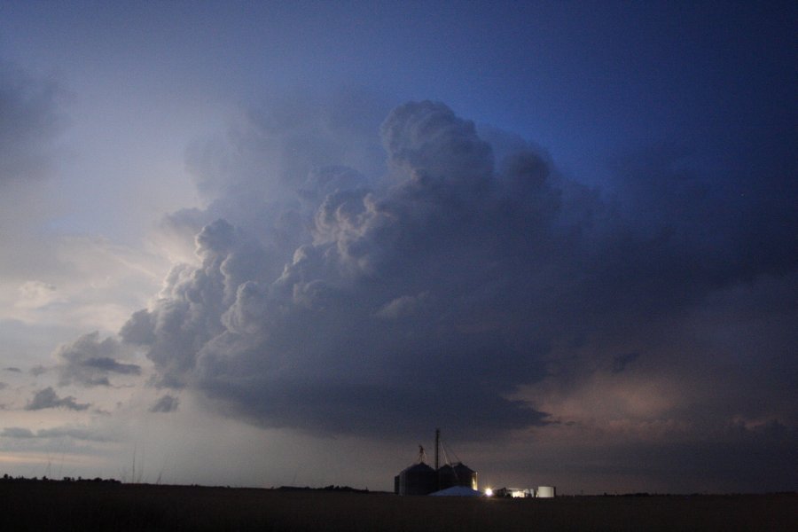 thunderstorm cumulonimbus_incus : SE of Kinsley, Kansas, USA   29 May 2006