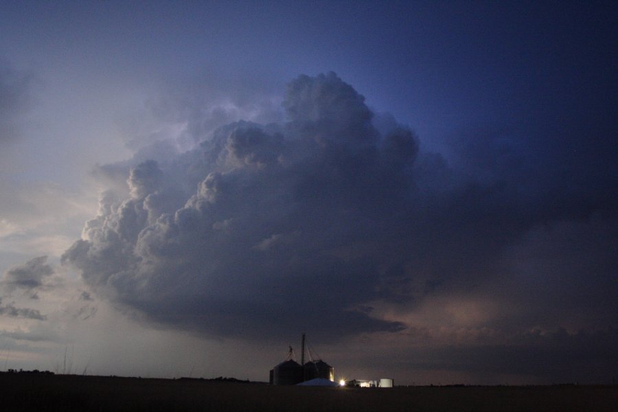 thunderstorm cumulonimbus_incus : SE of Kinsley, Kansas, USA   29 May 2006