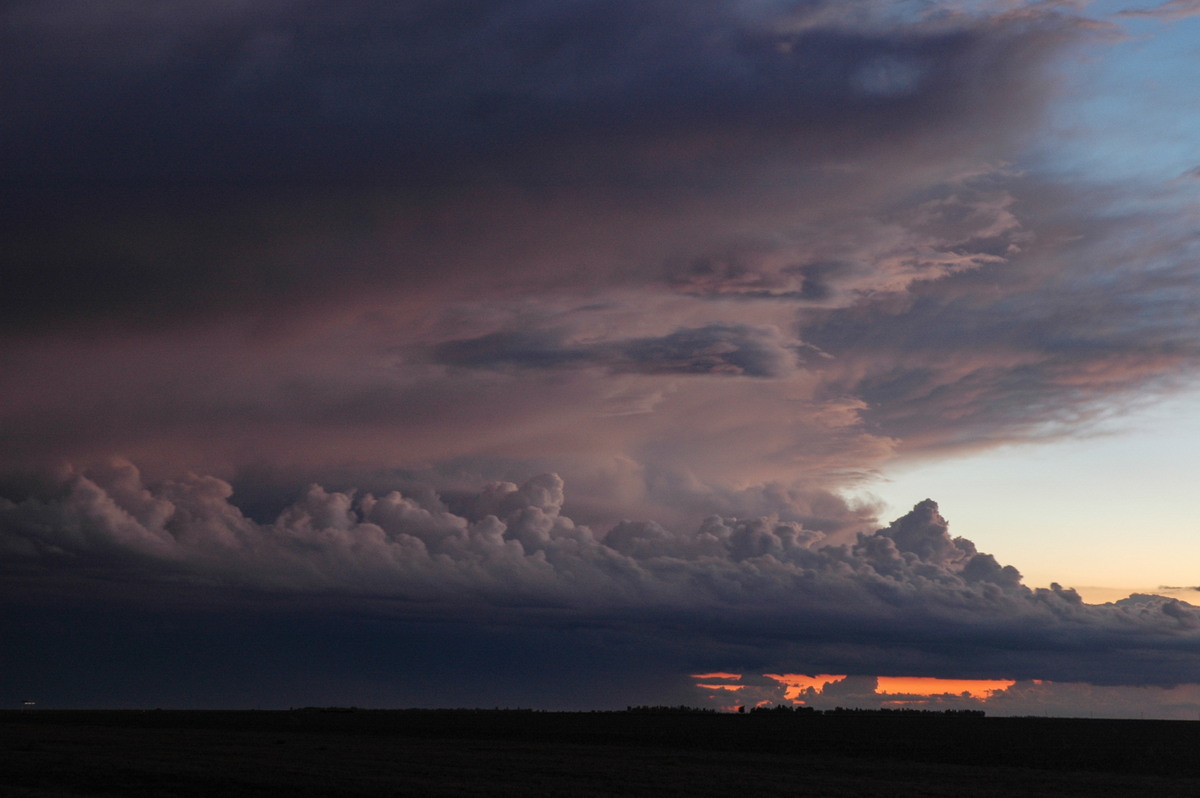 thunderstorm cumulonimbus_incus : SE of Dalby, QLD   4 November 2006