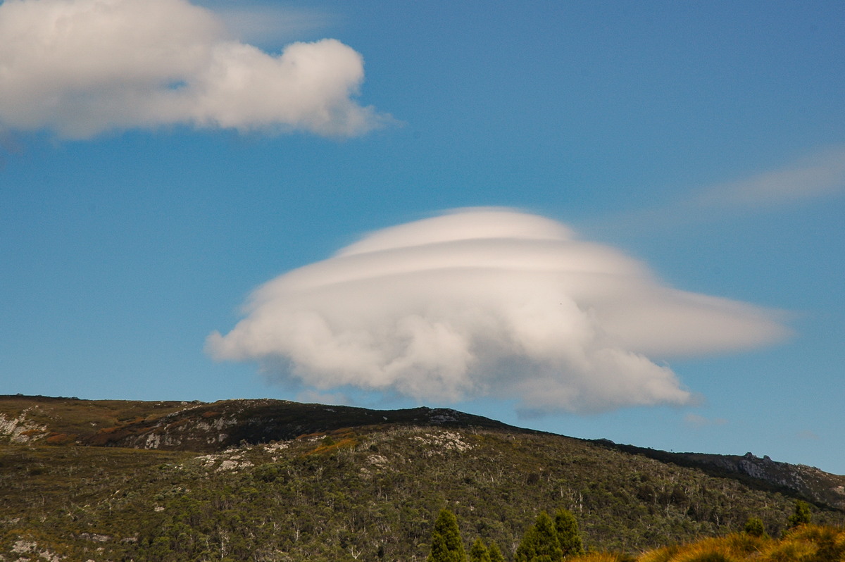 altocumulus lenticularis : Cradle Mountain, TAS   15 April 2007