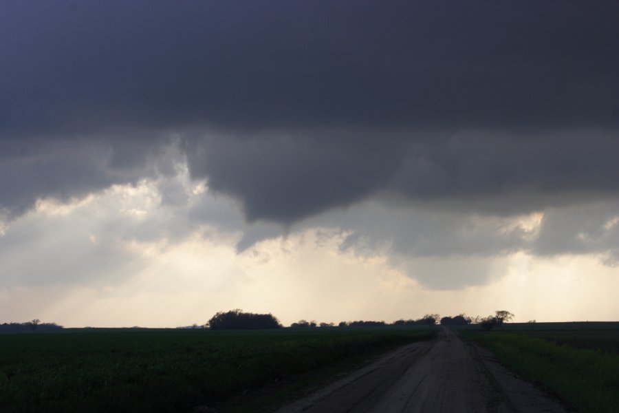 tornadoes funnel_tornado_waterspout : Nickerson, Kansas, USA   24 April 2007