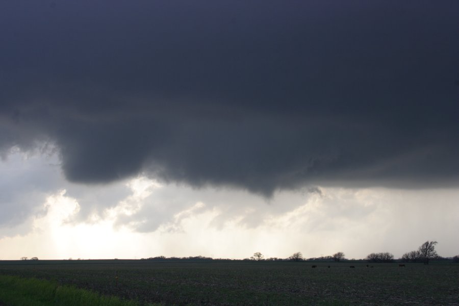 tornadoes funnel_tornado_waterspout : Nickerson, Kansas, USA   24 April 2007