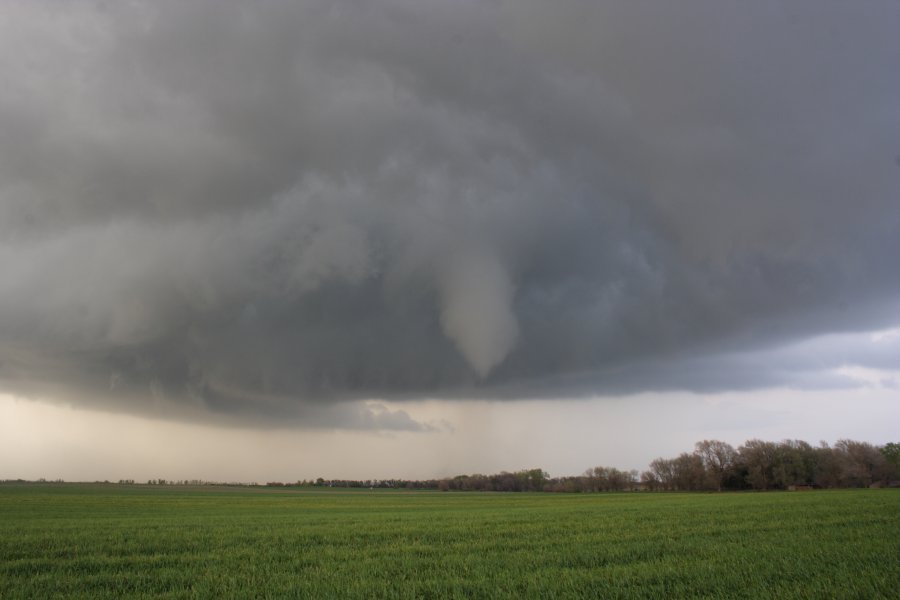 tornadoes funnel_tornado_waterspout : Nickerson, Kansas, USA   24 April 2007