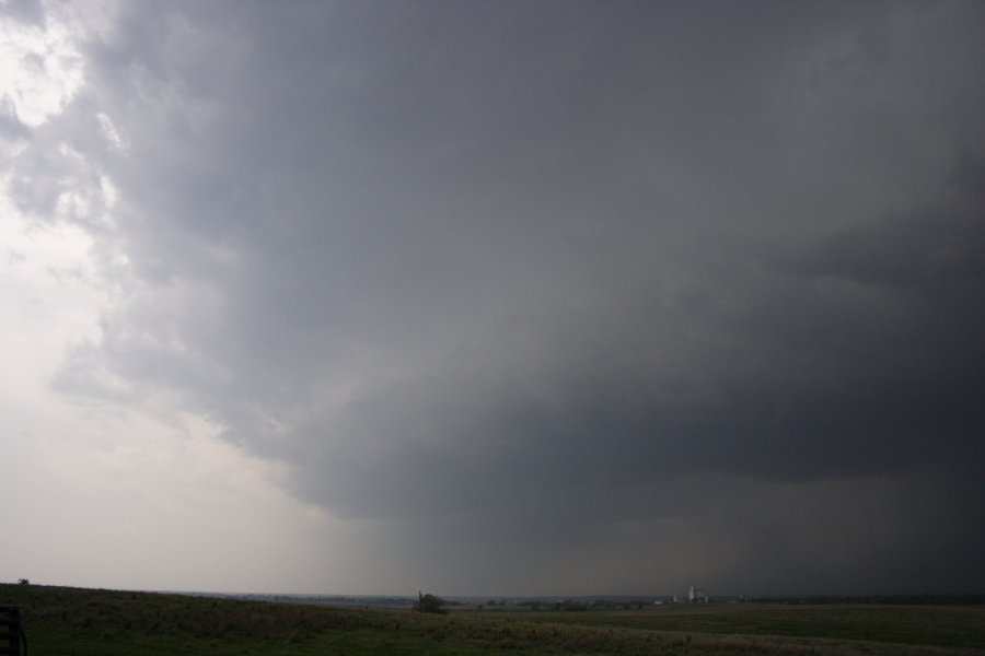 cumulonimbus supercell_thunderstorm : SE of Meade, Kansas, USA   5 May 2007