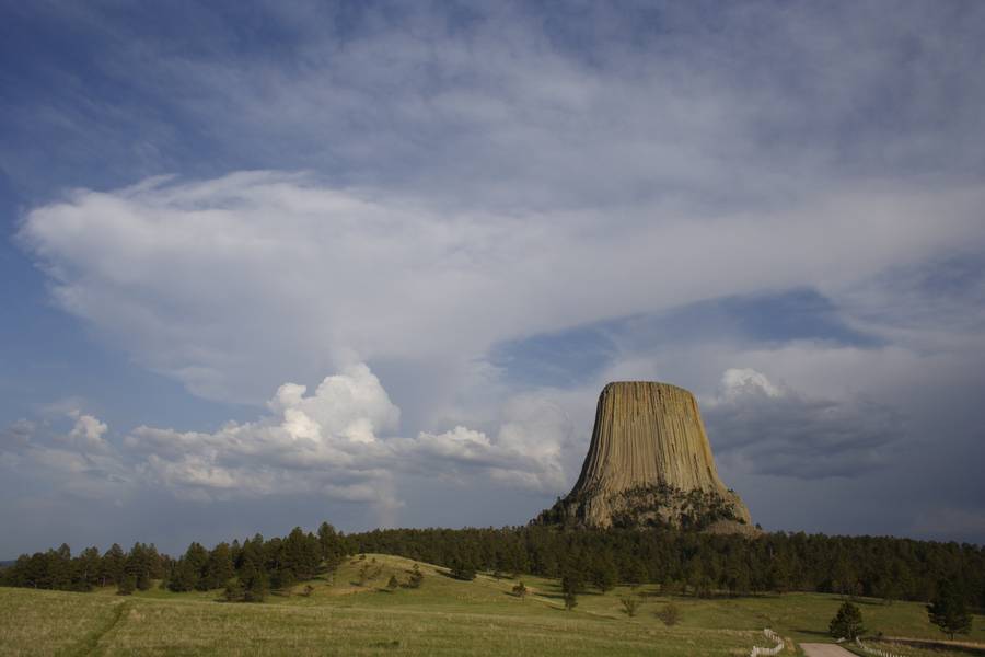 thunderstorm cumulonimbus_incus : Devil's Tower, Wyoming, USA   18 May 2007