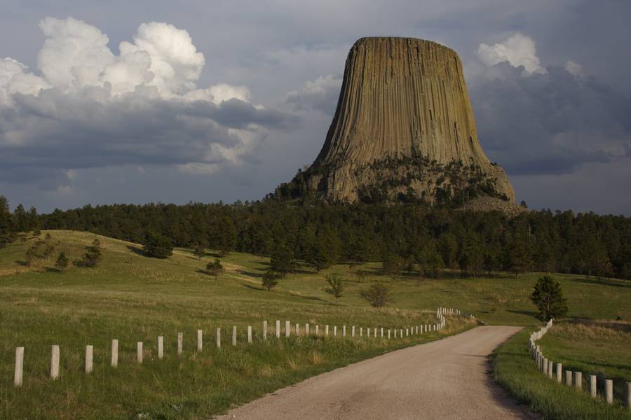 cumulus congestus : Devil's Tower, Wyoming, USA   18 May 2007