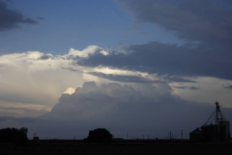 thunderstorm cumulonimbus_calvus : near Ogallala, Nebraska, USA   21 May 2007