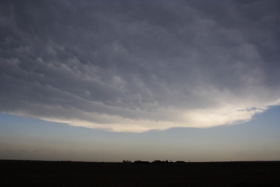 mammatus mammatus_cloud : W of WaKeeney, Kansas, USA   22 May 2007