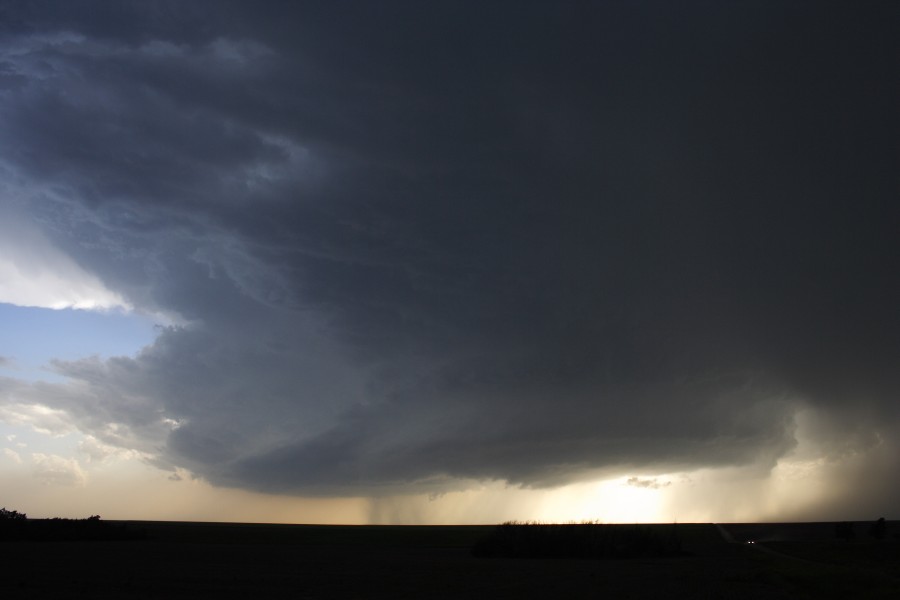 cumulonimbus supercell_thunderstorm : E of St Peters, Kansas, USA   22 May 2007