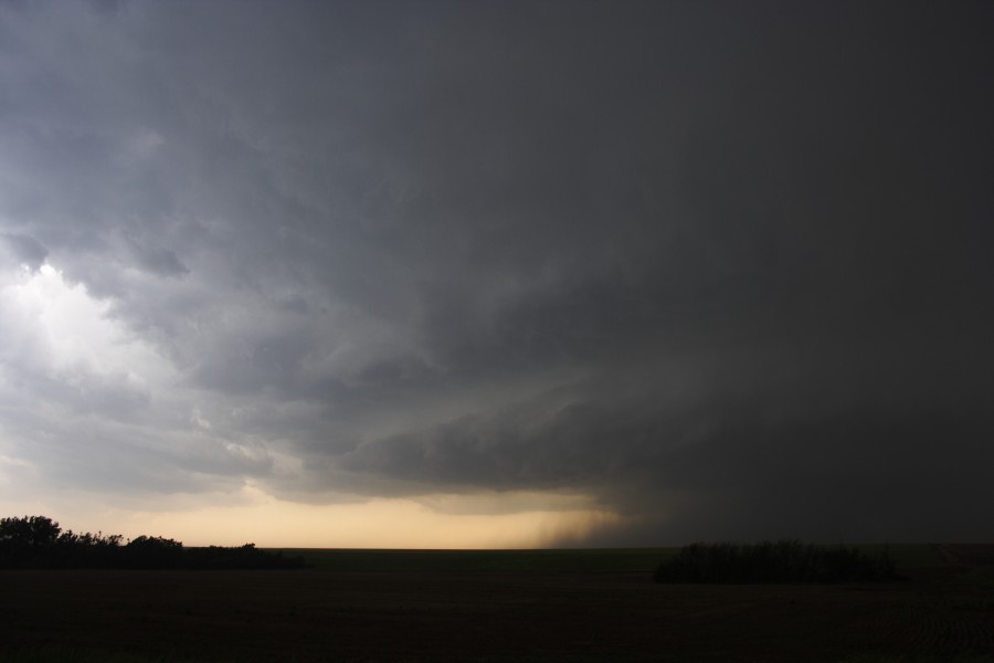 cumulonimbus supercell_thunderstorm : E of St Peters, Kansas, USA   22 May 2007