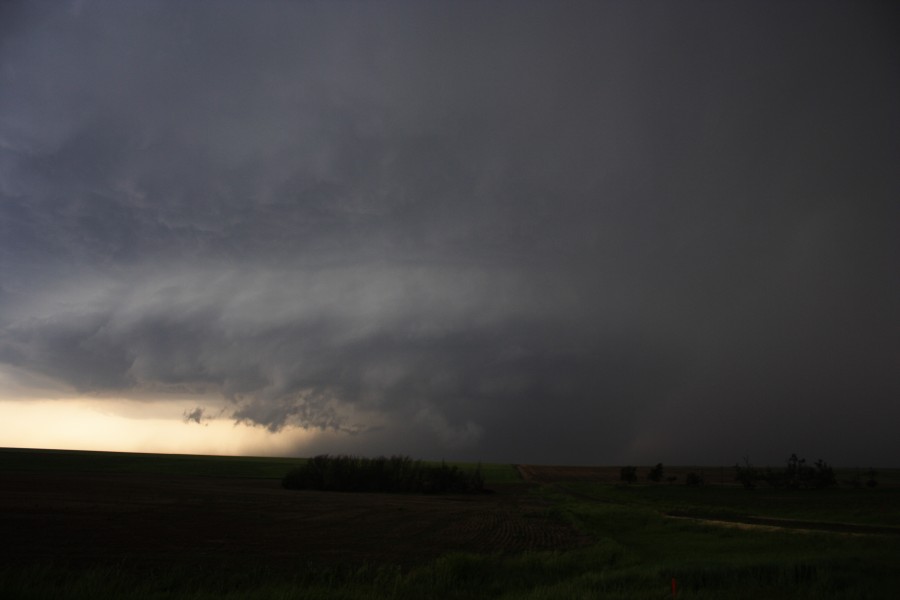 cumulonimbus supercell_thunderstorm : E of St Peters, Kansas, USA   22 May 2007