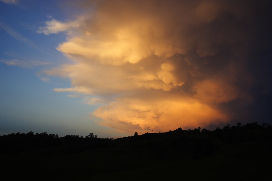 anvil thunderstorm_anvils : near Kyogle, NSW   30 October 2007